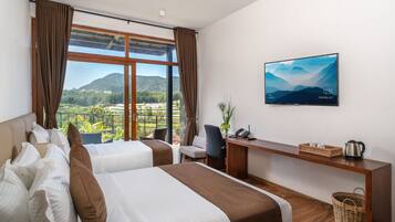 5 bedrooms, iron/ironing board, WiFi, bed sheets