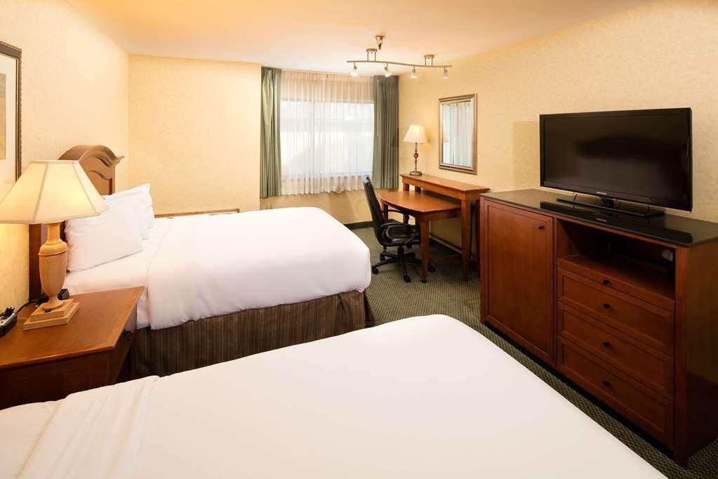 2 Premium Units Perfect For Groups! Free Parking, Enjoy On The Pool! - Wenatchee