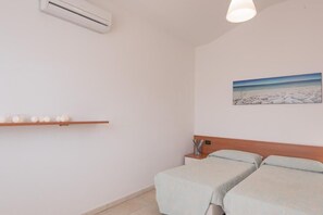 2 bedrooms, iron/ironing board, WiFi