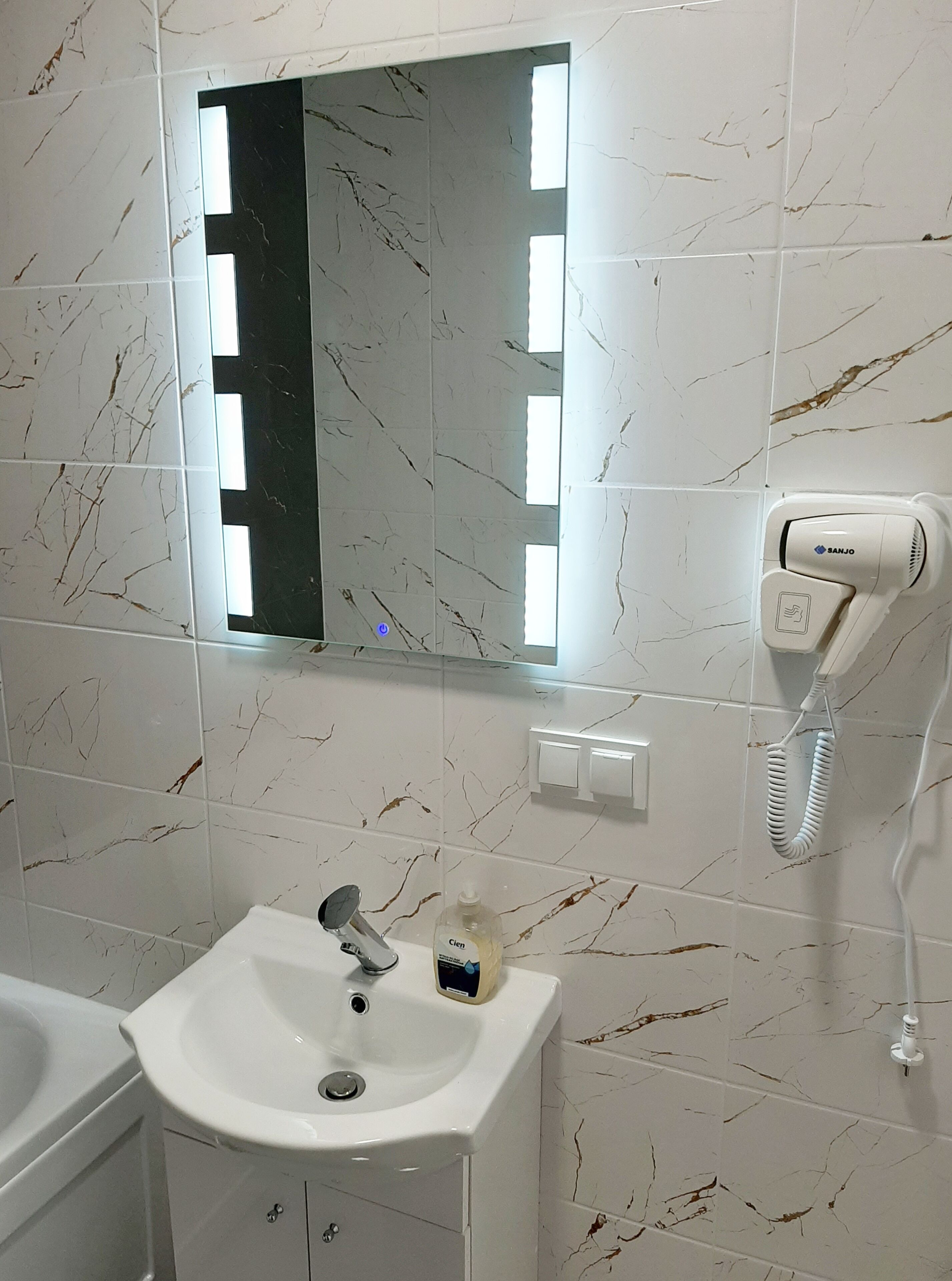 Haartrockner, Handtücher, Seife, Toilettenpapier