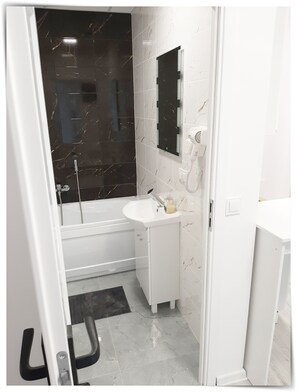 Haartrockner, Handtücher, Seife, Toilettenpapier