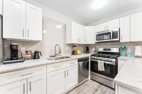 Chic West Downtown Studio w Washer Dryer