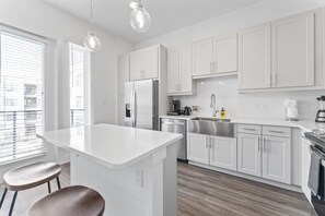 Apartment - Chic West Downtown Studio w Washer Dryer (Austin)