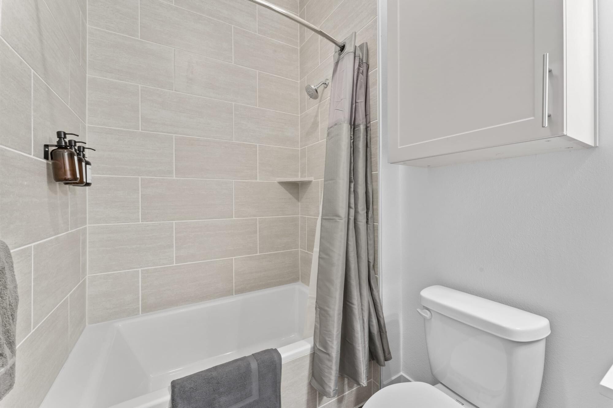 Une salle de bain avec une baignoire, une douche et des toilettes.