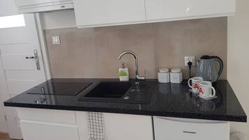 Kühlschrank, Mikrowelle, Herdplatte, Wasserkocher