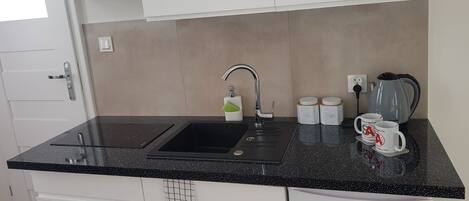 Réfrigérateur, micro-ondes, plaque de cuisson, bouilloire électrique