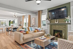 Smart TV, fireplace - Modern Meets Tropical - Beautiful, Updated Pet Friendly 3BD Pool Home with Outdoor Living Space (Tampa)