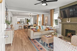 Smart TV, fireplace - Modern Meets Tropical - Beautiful, Updated Pet Friendly 3BD Pool Home with Outdoor Living Space (Tampa)