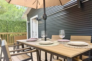 Outdoor dining - Modern Meets Tropical - Beautiful, Updated Pet Friendly 3BD Pool Home with Outdoor Living Space (Tampa)