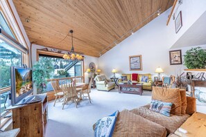 Télévision, cheminée