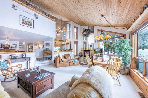 Deer Valley Vacation Home - Fawngrove Lakeside with Private Hot Tub, Free Shuttle, 2 Mins to Skiing