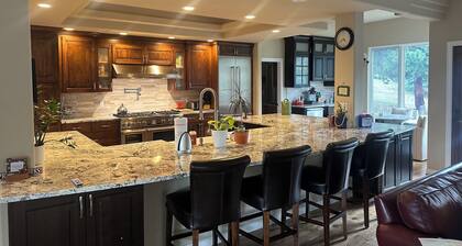 Luxury Foothills of Denver- Hottub, Great Location 30 minutes - dwntwn or skiing
