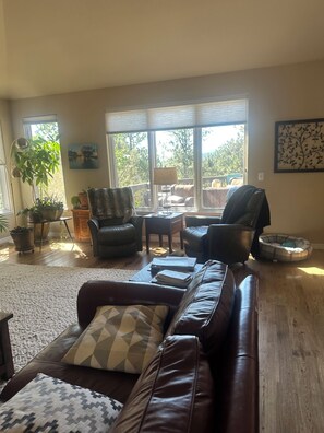 TV connectée, cheminée, écrans d'ordinateur, imprimantes