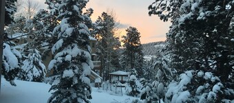 Luxury Foothills of Denver- Hottub, Great Location 30 minutes - dwntwn or skiing