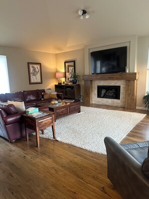 TV connectée, cheminée, écrans d'ordinateur, imprimantes