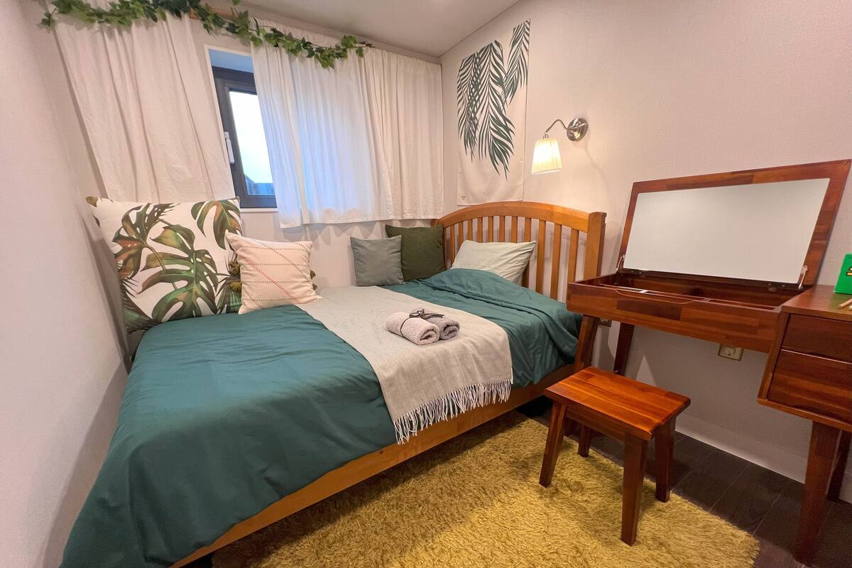 Double Room (02) | Bàn, khu vực làm việc phù hợp cho laptop, bàn ủi/dụng cụ ủi quần áo