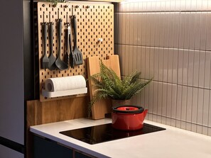 Kühlschrank, Mikrowelle, Herdplatte, Wasserkocher