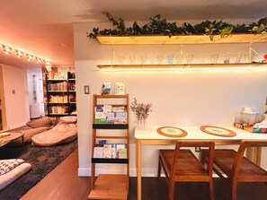 Refrigerador, microondas, placa de cocina, tetera/pava eléctrica