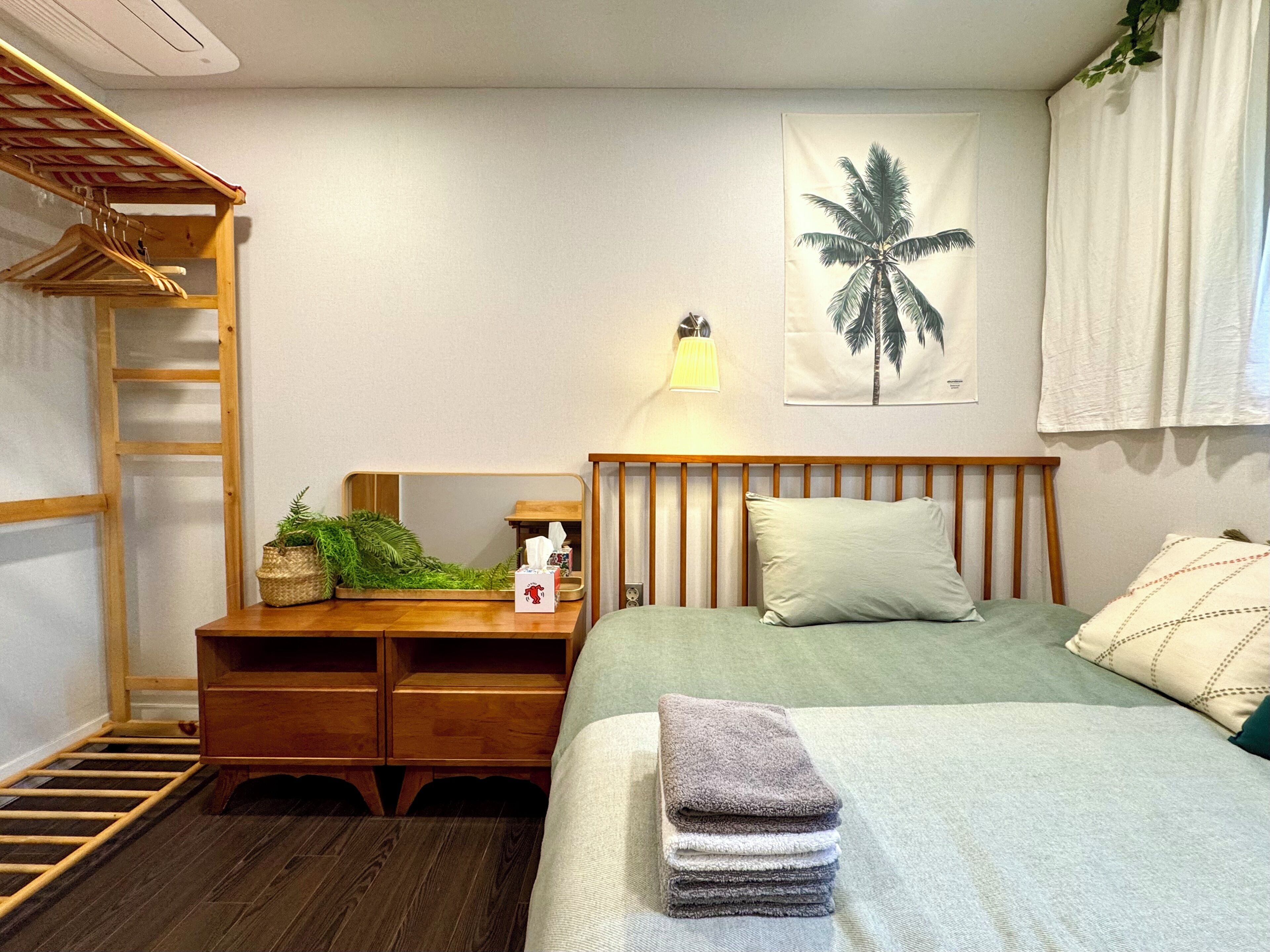 더블룸 (01) | 각각 다르게 가구 비치, 책상, 노트북 작업 공간, 다리미/다리미판