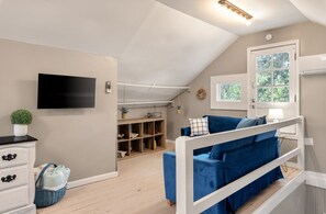 TV, books - Prvte Unit / Loft / WD / Lg Yard (North Charleston)