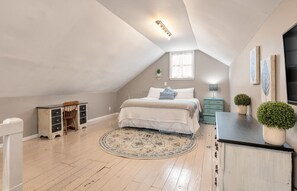 1 bedroom, desk, iron/ironing board, travel cot - Prvte Unit / Loft / WD / Lg Yard (North Charleston)