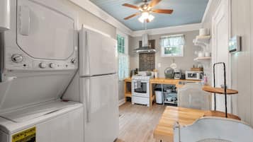 Køleskab, mikrobølgeovn, ovn, kogeplade