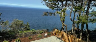 Victoria View Bluffs - Impeccable oceanfront home with spectacular ocean views