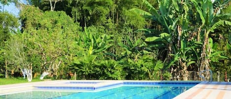 2 hồ bơi ngoài trời