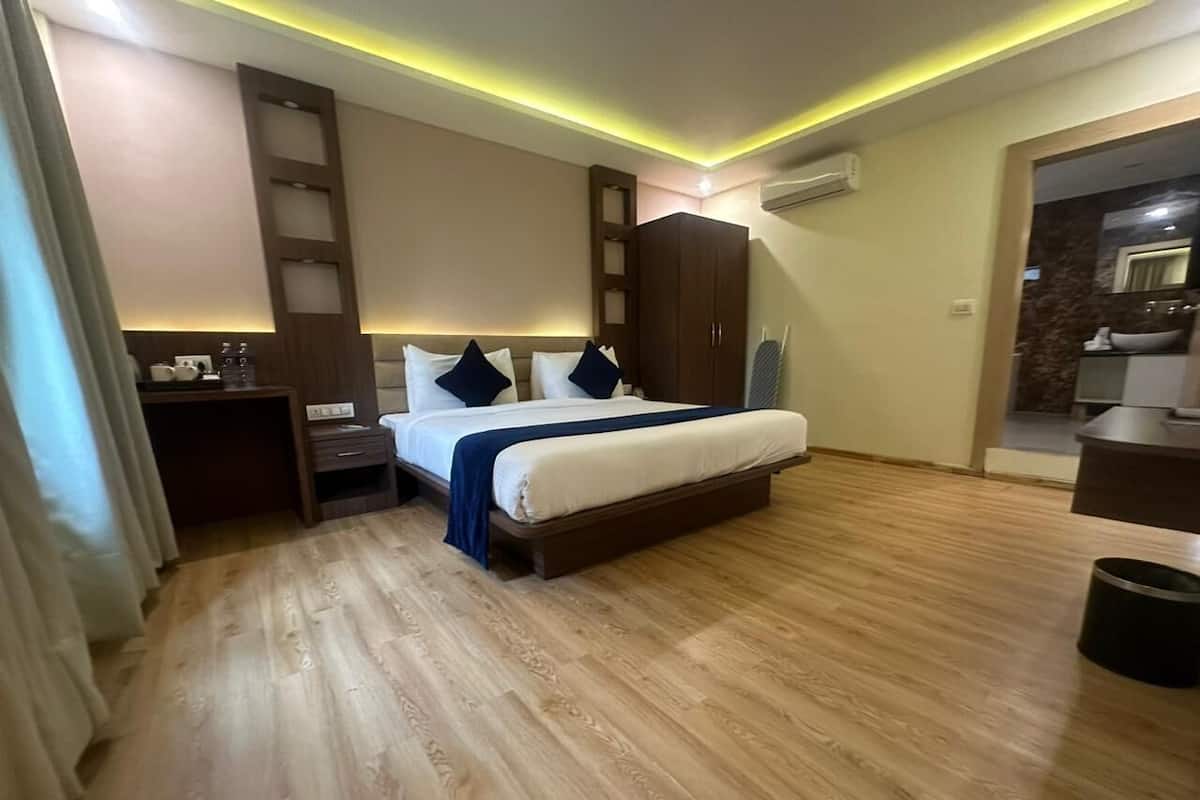 Junior Studio Suite, 1 King Bed | Desk, laptop workspace, soundproofing, free WiFi