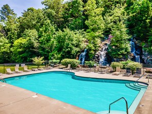 Indoor pool, outdoor pool - Sevierville Getaway – Hot Tub, Mini Golf, Pools, Close to Pigeon Forge (Sevierville)