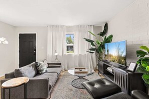 TV - Fashion Square Apt3|SWVillage|Scottsdale|8Plex (Scottsdale)