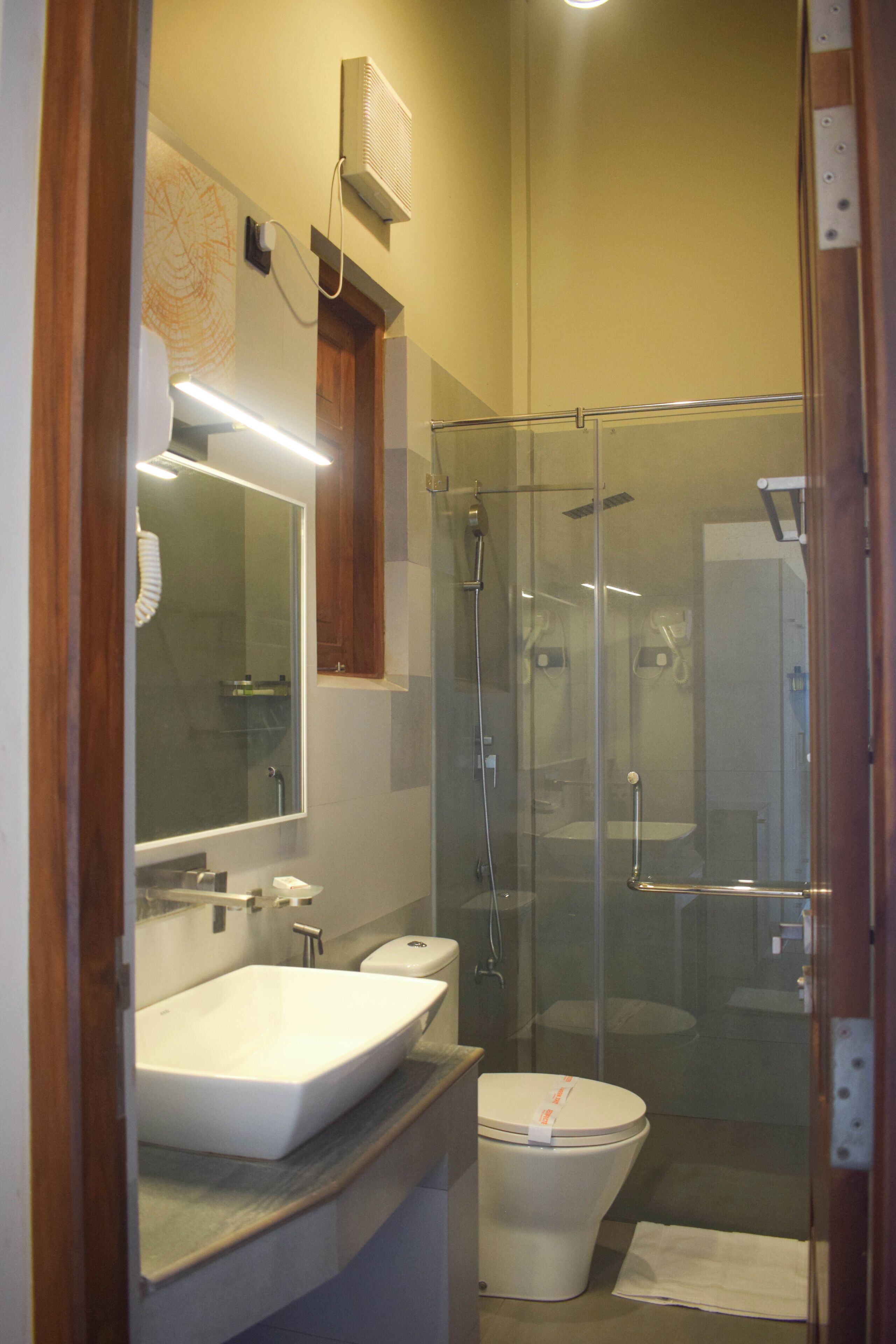 Shower, rainfall showerhead, free toiletries, hair dryer
