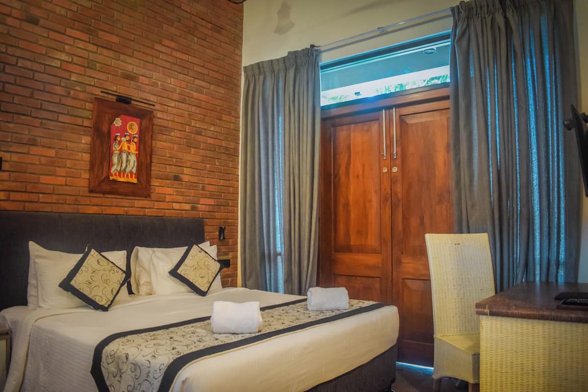 Deluxe Triple Room, Balcony | 1 bedroom, minibar, desk, laptop workspace