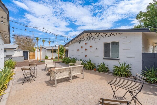 Outdoor dining - Across the Street Apartment 8 | 8 Plex units (Scottsdale)