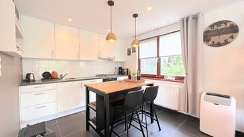 Réfrigérateur, micro-ondes, plaque de cuisson, lave-vaisselle