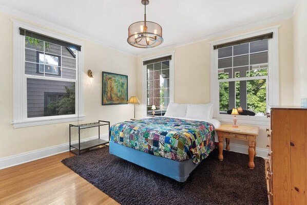 3 habitaciones, tabla de planchar con plancha, wifi y ropa de cama 