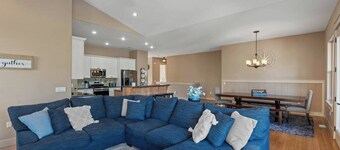 Spacious 6BR retreat near downtown Spokaneâviews, garage & fun!