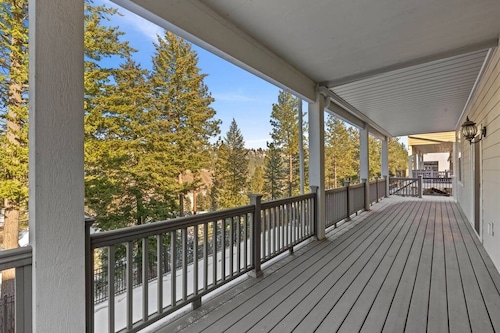 Spacious 6BR retreat near downtown Spokane—views, garage & fun!