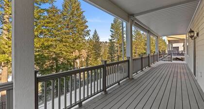 Spacious 6BR retreat near downtown Spokane—views, garage & fun!