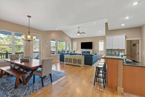 Spacious 6BR retreat near downtown Spokane—views, garage & fun!