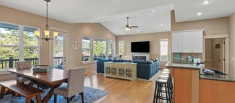 Spacious 6BR retreat near downtown Spokane—views, garage & fun!