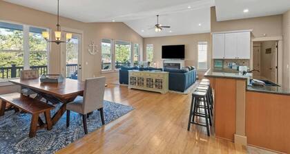 Spacious 6BR retreat near downtown Spokane—views, garage & fun!