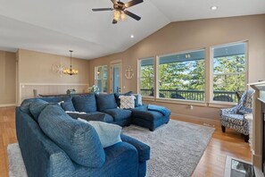 TV, peis, bøker og kontorer