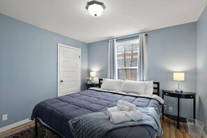 2 chambres, fer et planche à repasser, Wi-Fi, draps fournis