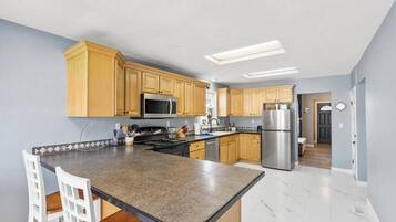 Coffee/tea maker, fridge, microwave, oven