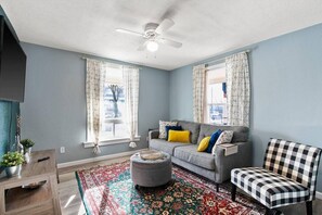 TV, offices - Cozy 2BR near Downtown Spokane—king+queen, fast Wi‑Fi, fenced yard. (Spokane)
