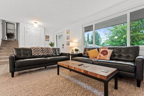 Televisión, chimenea y oficina 