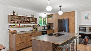 ثلاجة، ميكروويف، فرن، موقد طهي مسطح