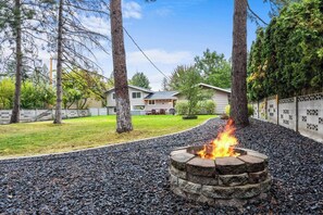 Property grounds - Game On | 2 Lounges, Ping Pong, Firepit + Hot Tub (Spokane)
