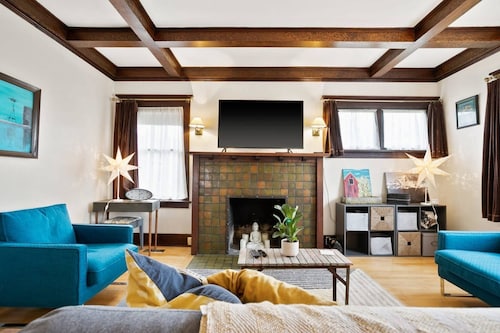 Charming Perry District home—3BR/2BA for 7, fenced yard + Peloton.